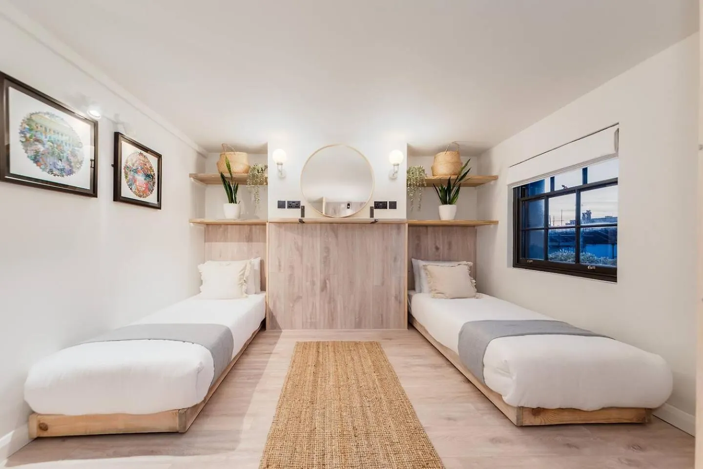 Little Beach House Brighton - Swanky Scandi Style 펜션