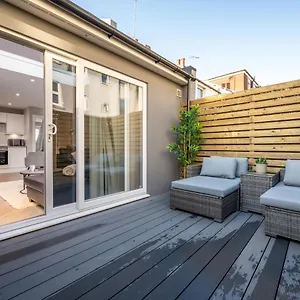  Holiday home Brandnew Stylish House With Patio For 6 In