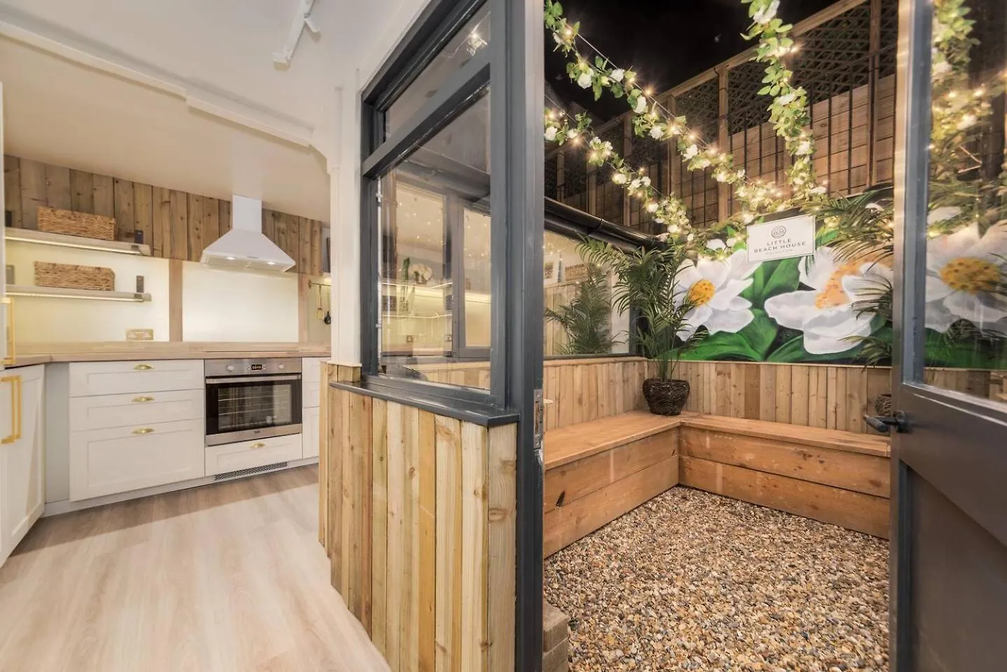 Little Beach House Brighton - Swanky Scandi Style 0*,