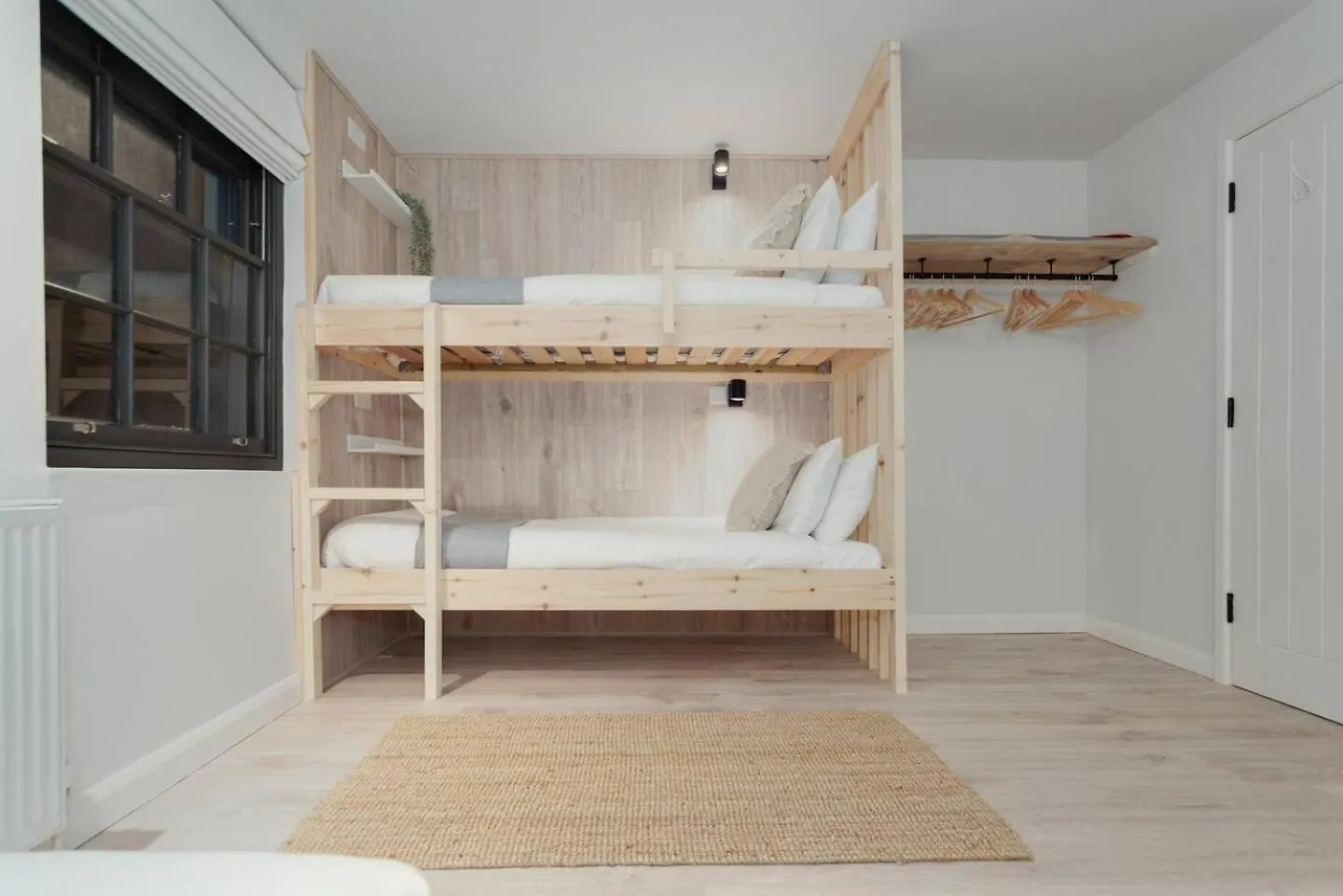 Little Beach House Brighton - Swanky Scandi Style 0*,